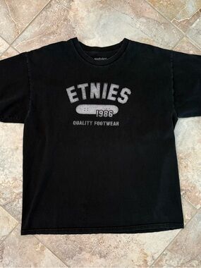 Etnies Gray Skateboard Graphic T Shirt Men’s XL Y2K 90s Grunge Indie Skater Tee